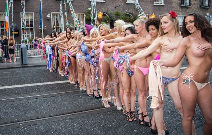 Уличный топлес-фотосет участниц конкурса «Мисс бикини Ирландия» (12 фото)