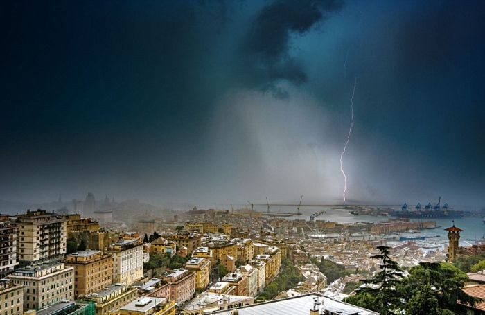 Над городом Генуи пронесся смерч (9 фото + видео)