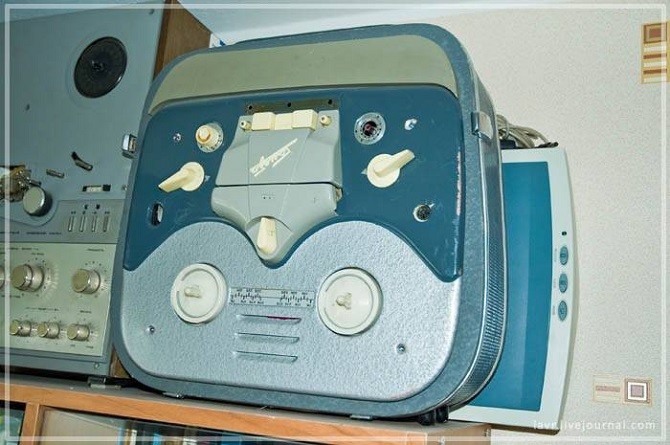Коллекция старинных магнитофонов