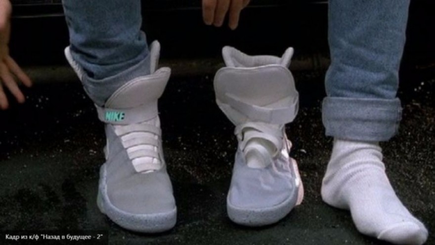 Актеру Майклу Джею Фоксу подарили самозашнуровывающиеся кроссовки (3 фото + 1 видео)