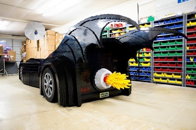 Автомобиль Бэтмена из кубиков LEGO