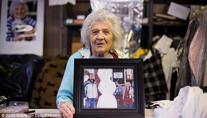 В прачечной по 11 часов в день по-прежнему работает 100-летняя женщина