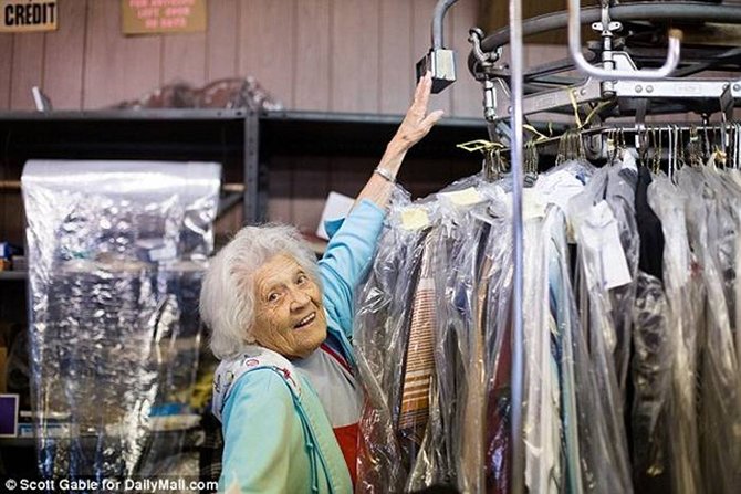 В прачечной по 11 часов в день по-прежнему работает 100-летняя женщина