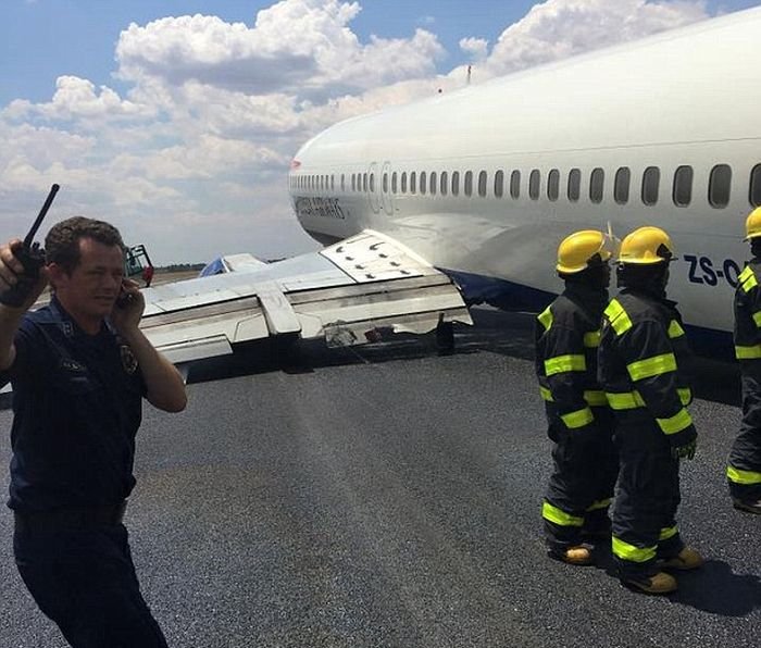 Cамолет завалился на бок во время посадки в Аэропорту Йоханнесбурга (4 фото)