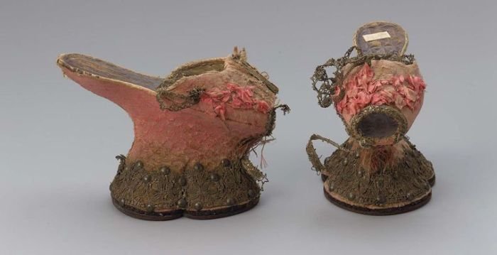Средневековая обувь на платформе (14 фото)