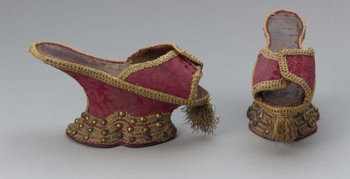Средневековая обувь на платформе (14 фото)