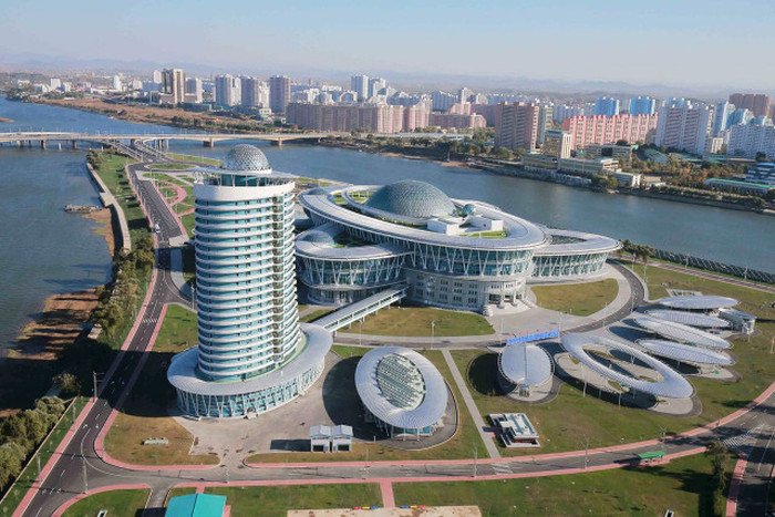 Cовременный научно-технический комплекс открыли  в КНДР (8 фото)