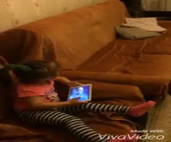 Девочка нашла способ как отобрать планшет у младшей сестры