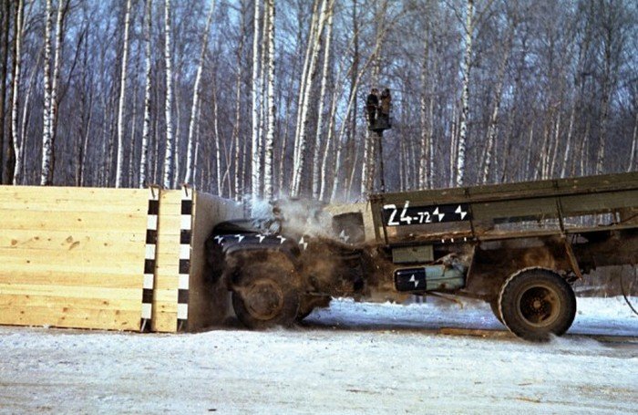 Краш-тесты советского грузовика ЗИЛ-130 (20 фото)