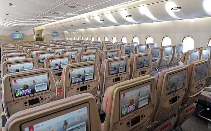 Авиалайнер Airbus A380 на 615 посадочных мест представила авиакомпания Emirates Airline (7 фото)
