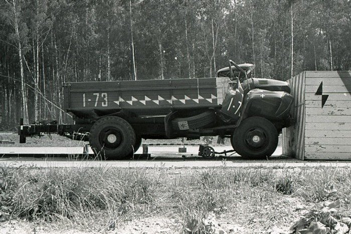Краш-тесты советского грузовика ЗИЛ-130 (20 фото)