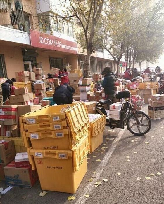 Что происходит на китайской почте во всемирный день шопинга (11 фото)