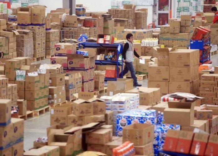 Что происходит на китайской почте во всемирный день шопинга (11 фото)