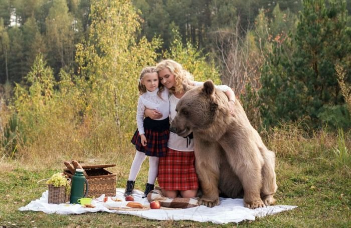 Пикник с медведем шокировал зарубежные СМИ