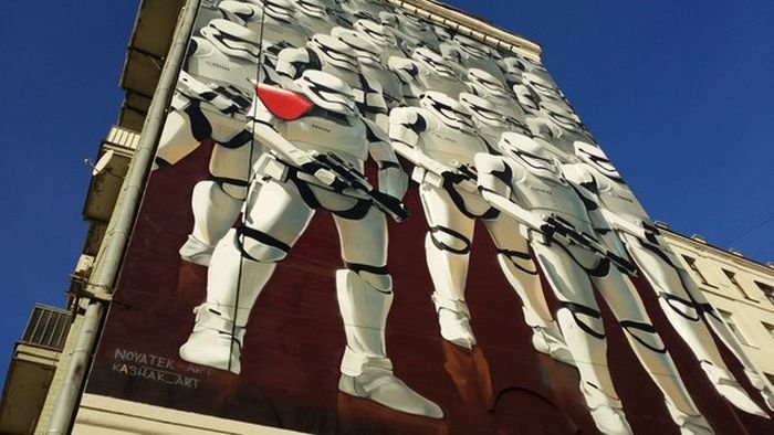 На стене дома появилось граффити с имперскими штурмовиками из «Звёздных войн» (4 фото)