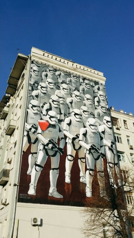 На стене дома появилось граффити с имперскими штурмовиками из «Звёздных войн» (4 фото)