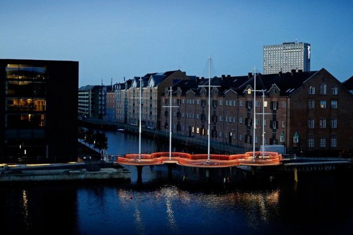Необычный пешеходный мост в Дании (9 фото)