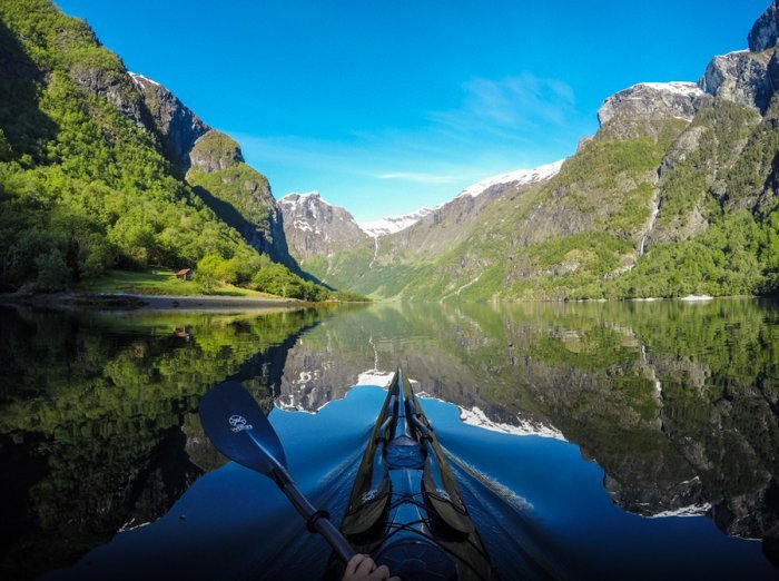 Необыкновенная красота норвежских фьордов из каяка (14 фото)