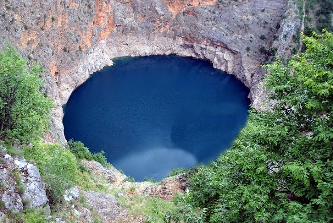 Впечатляющие карстовые воронки