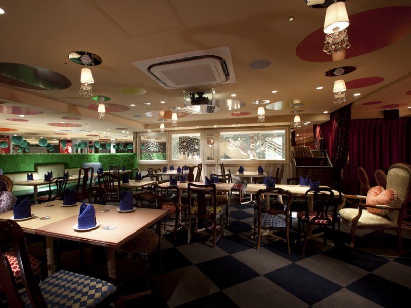 Ресторан в Японии в стиле «Алиса в стране чудес»