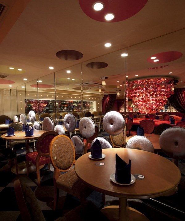 Ресторан в Японии в стиле «Алиса в стране чудес»