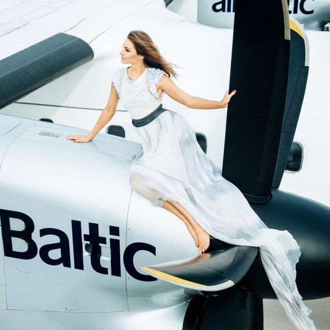 Авиакомпания airBaltic представила календарь на 2016 год со своими стюардессами (12 фото)