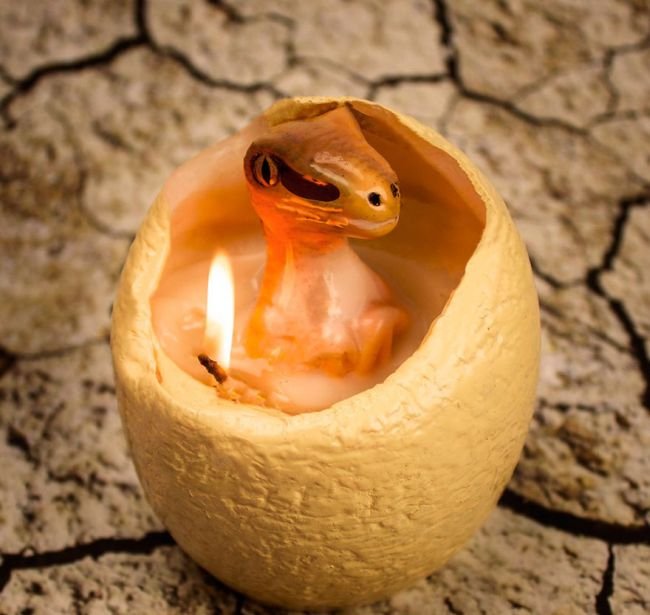 Свеча в форме яйца с сюрпризом внутри (3 фото)