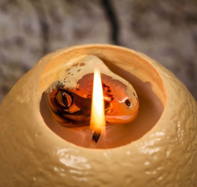 Свеча в форме яйца с сюрпризом внутри (3 фото)