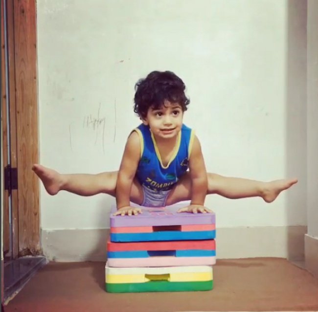 Двухлетний гимнаст покорил всех своими трюками