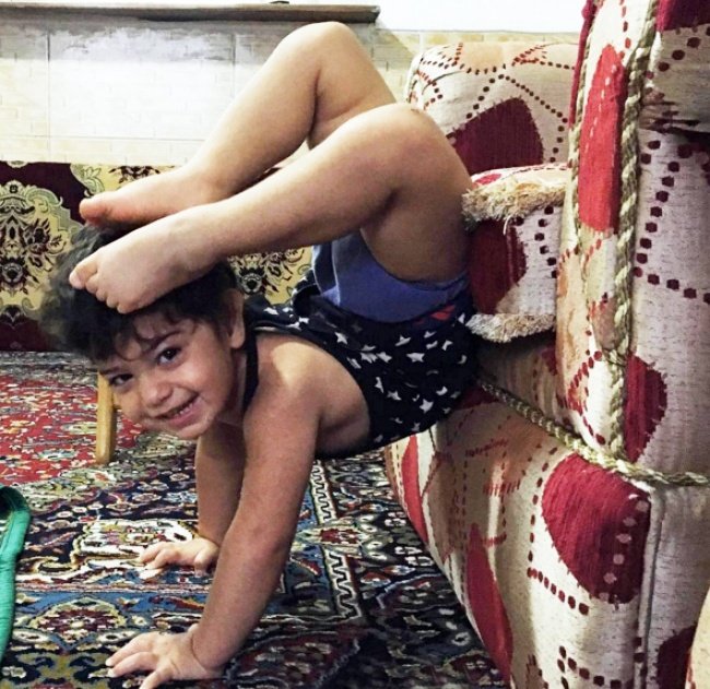 Двухлетний гимнаст покорил всех своими трюками