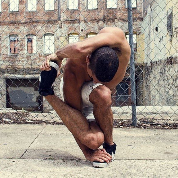 Резиновый человек, закручивающий свое тело в узлы