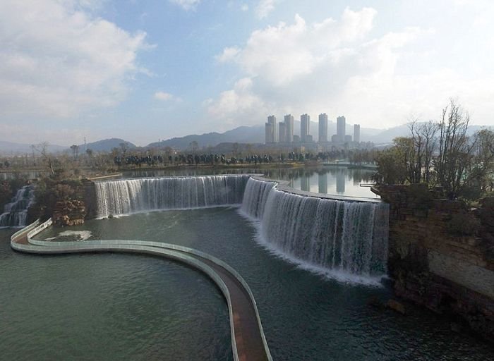 Красивый искуственный водопад в Китае (5 фото)