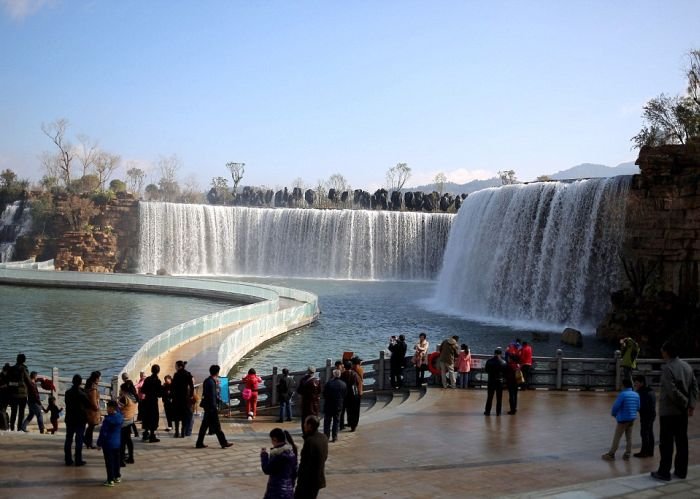 Красивый искуственный водопад в Китае (5 фото)