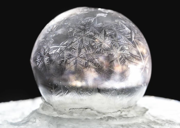 Красивый мыльный пузырь при температуре -15 градусов Цельсия (5 фото)