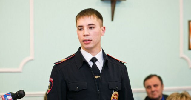 Полицейскому Данилу Максудову вручили ключи от квартиры за проявленный героизм (4 фото)