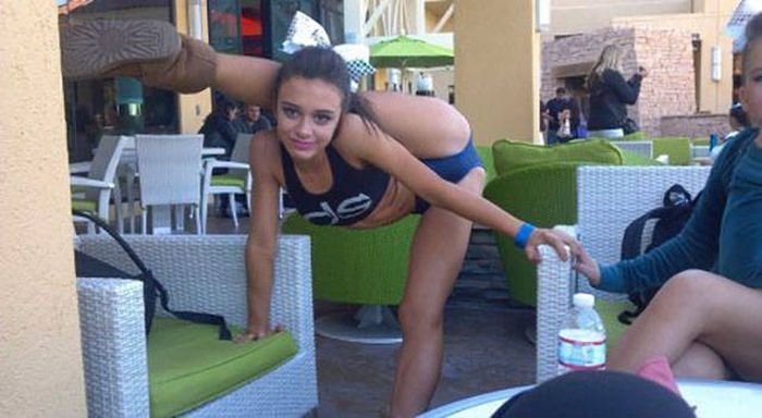 Гибкие девушки (64 фото)