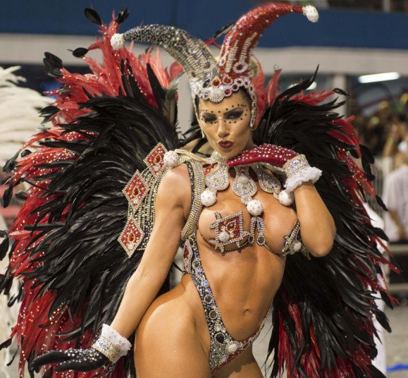 Знойные бразильянки на карнавале в Рио-де-Жанейро (22 фото)