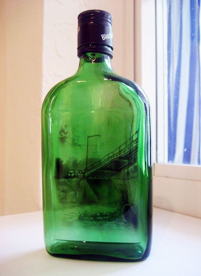 Необычные картины дымом внутри бутылок