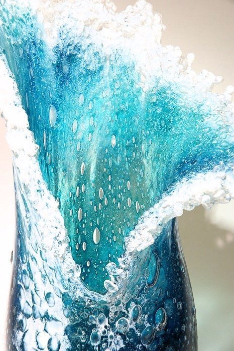 «Застывшие волны океана»: вазы в виде реалистичных всплесков