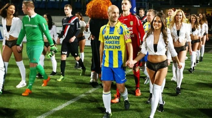 Голландские футболисты вышли на поле с моделями в нижнем белье (9 фото)
