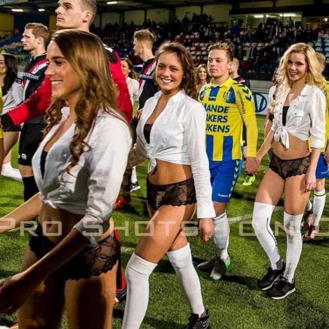 Голландские футболисты вышли на поле с моделями в нижнем белье (9 фото)