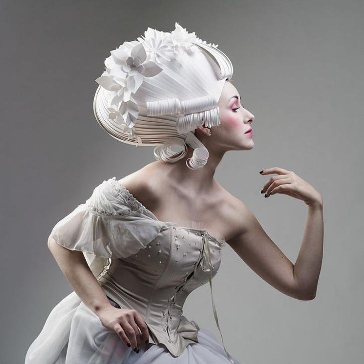 Художница создает потрясающие бумажные парики в стиле барокко
