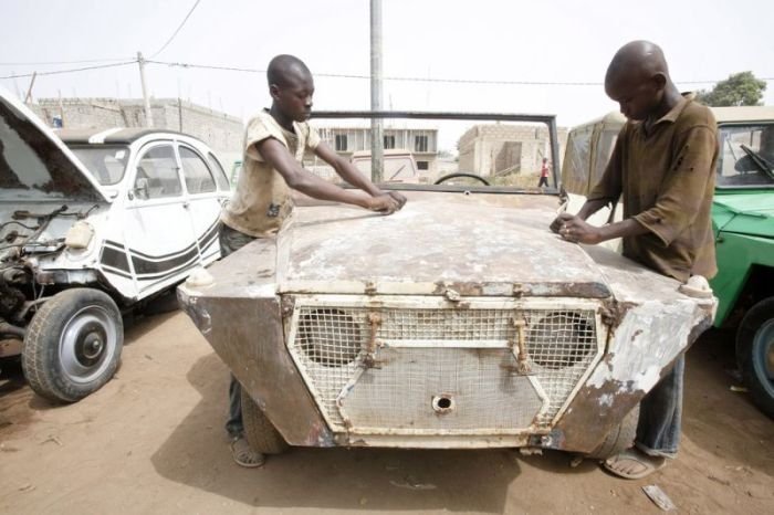 Обыкновенная автомастерская в Африке (10 фото)