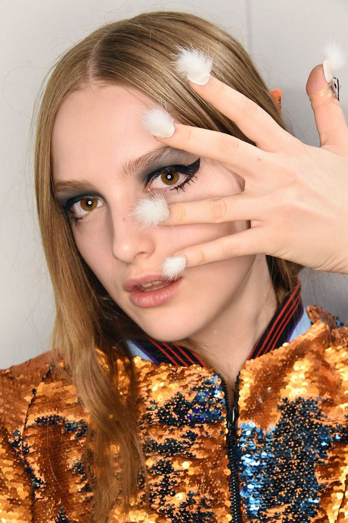 Новый безумный тренд, захвативший мир моды – пушистые ногти