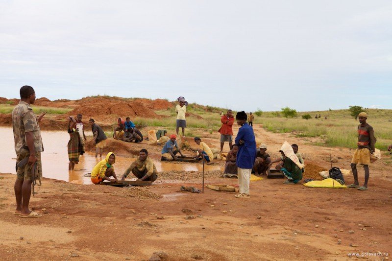 Как на Мадагаскаре добывают и продают нелегальные драгоценные камни