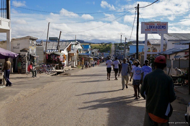Как на Мадагаскаре добывают и продают нелегальные драгоценные камни