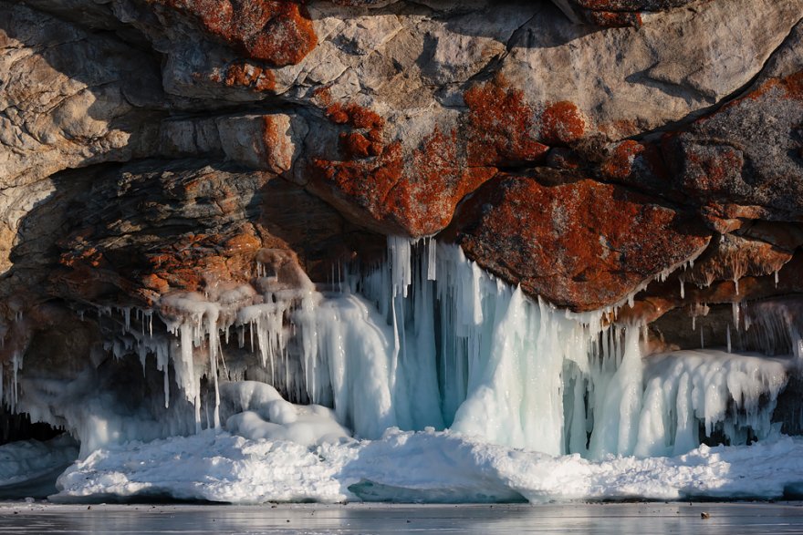 Озеро Байкал зимой: мир льда и ветра