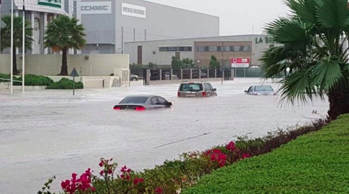 Последствия от урагана обрушевшегося на Абу-Даби и Дубай (10 фото)