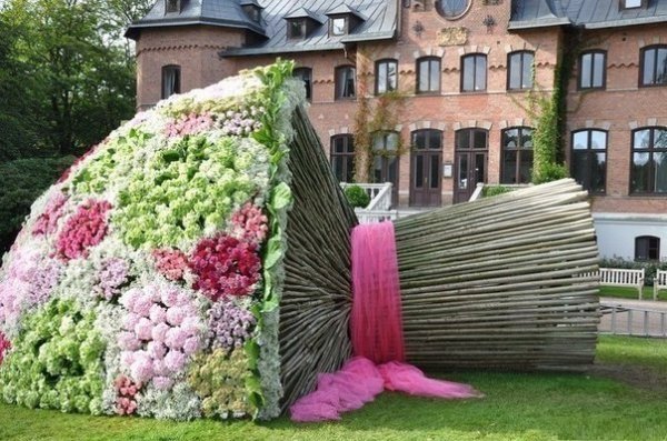 Потрясающие скульптуры из цветов (17 фото)