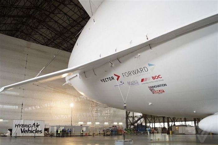 Дирижабль Airlander 10 готовят к летным испытаниям (20 фото)